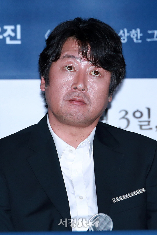 배우 김윤석이 25일 오후 서울 용산구 CGV 용산아이파크몰에서 열린 영화 ‘남한산성’ 언론시사회에 참석했다.