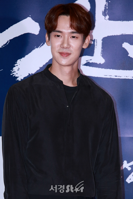 배우 유연석이 25일 오후 서울 용산구 CGV 용산아이파크몰에서 열린 영화 ‘남한산성’ VIP시사회에 참석해 포토타임을 갖고 있다.