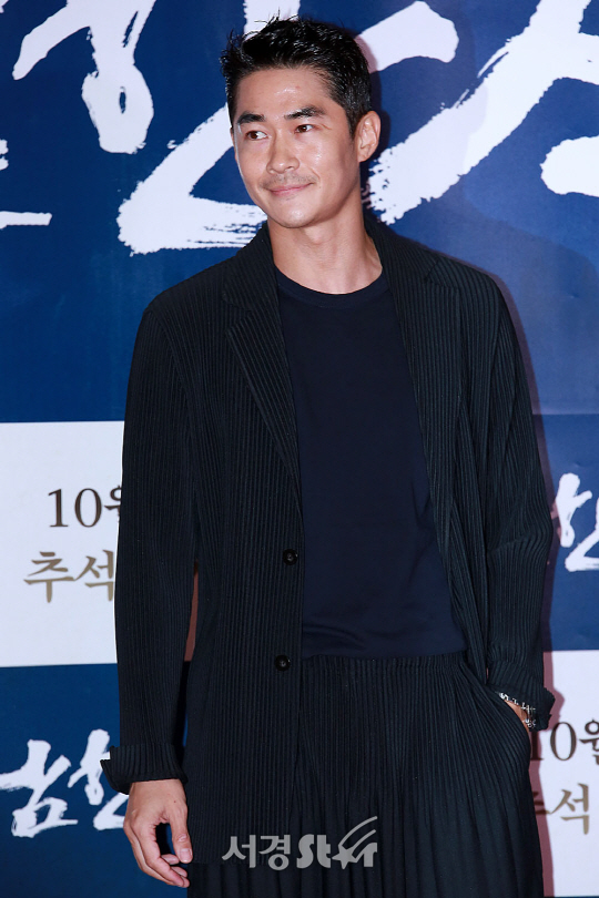 배우 배정남이 25일 오후 서울 용산구 CGV 용산아이파크몰에서 열린 영화 ‘남한산성’ VIP시사회에 참석해 포토타임을 갖고 있다.