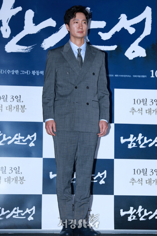 배우 박해일이 25일 오후 서울 용산구 CGV 용산아이파크몰에서 열린 영화 ‘남한산성’ 언론시사회에 참석해 포토타임을 갖고 있다.