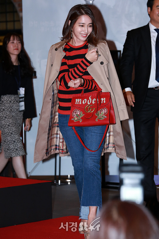배우 이민정이 25일 오후 서울 용산구 CGV 용산아이파크몰에서 열린 영화 ‘남한산성’ VIP시사회에 참석해 포토타임을 갖고 있다.
