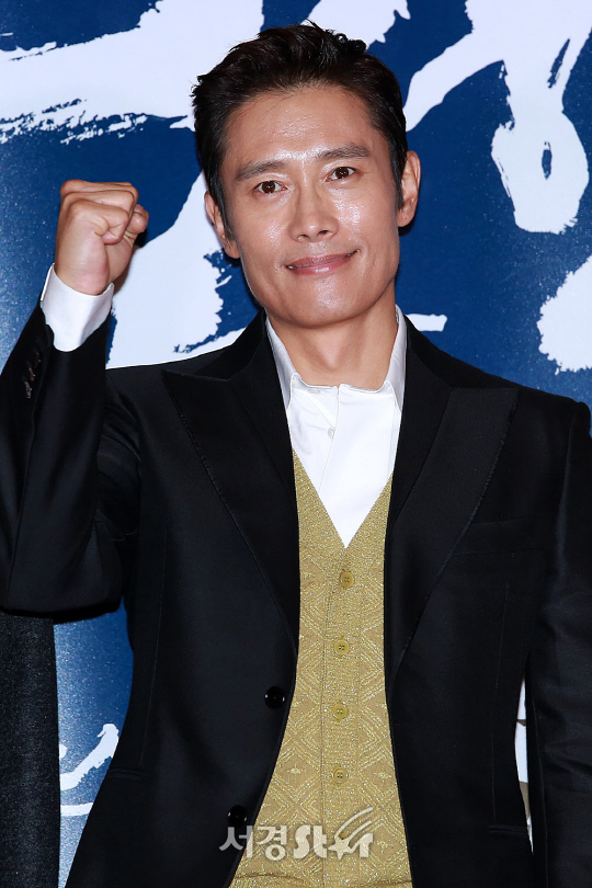 배우 이병헌이 25일 오후 서울 용산구 CGV 용산아이파크몰에서 열린 영화 ‘남한산성’ VIP시사회에 참석해 포토타임을 갖고 있다.
