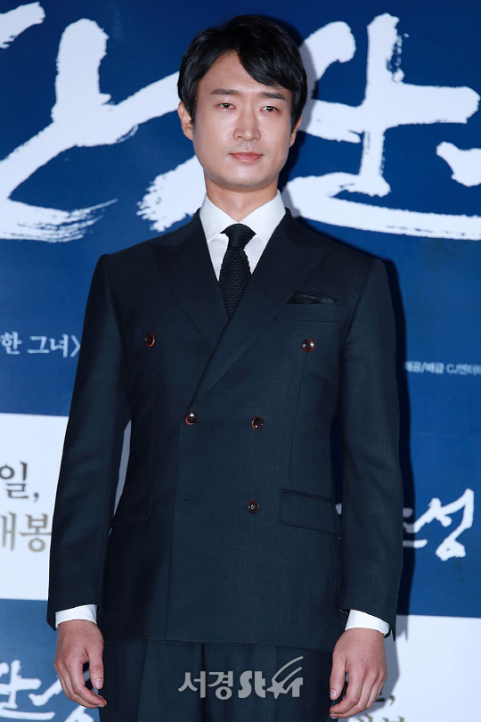 배우 조우진이 25일 오후 서울 용산구 CGV 용산아이파크몰에서 열린 영화 ‘남한산성’ 언론시사회에 참석해 포토타임을 갖고 있다.