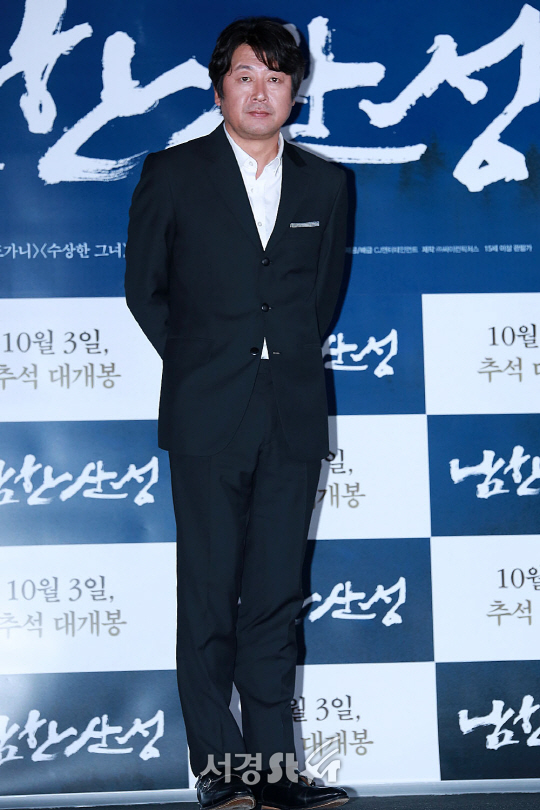 배우 김윤석이 25일 오후 서울 용산구 CGV 용산아이파크몰에서 열린 영화 ‘남한산성’ 언론시사회에 참석해 포토타임을 갖고 있다.