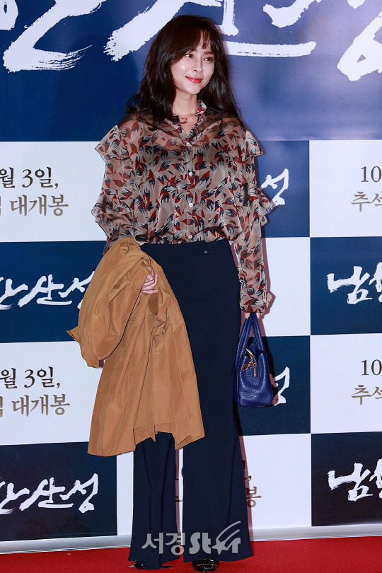 배우 우희진이 25일 오후 서울 용산구 CGV 용산아이파크몰에서 열린 영화 ‘남한산성’ VIP시사회에 참석해 포토타임을 갖고 있다.