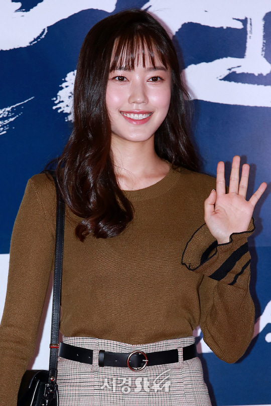 배우 최리가 25일 오후 서울 용산구 CGV 용산아이파크몰에서 열린 영화 ‘남한산성’ VIP시사회에 참석해 포토타임을 갖고 있다.