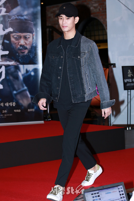 배우 김수현이 25일 오후 서울 용산구 CGV 용산아이파크몰에서 열린 영화 ‘남한산성’ VIP시사회에 참석해 포토타임을 갖고 있다.