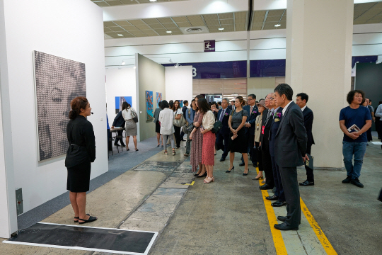 지난 20~25일 강남구 코엑스에서 열린 ‘2017 한국국제아트페어(KIAF)’에서 전시 도슨트가 관람객들에게 작품을 설명하고 있다. /사진제공=한국화랑협회