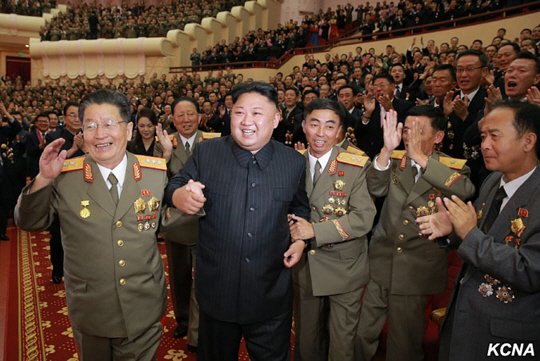 김정은(가운데) 북한 국방위원장 /평양=UPI연합뉴스
