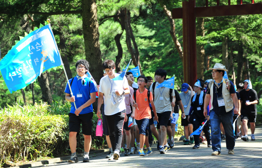 지난 2014년 이순신연구소 주최로 열린 ‘충의 길을 걷다’에 참가한 아산시, 천안시 지역 청소년들이 현충사에서 이충무공 묘소까지 7.5㎞를 탐방하고 있다. 사진제공=순천향대