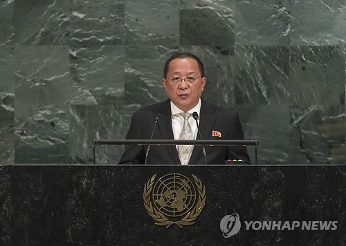 리용호 북한 외무상이 미국 뉴욕에서 25일(현지시간) 기자회견을 열고 이틀 전 미국 전략폭격기 B-1B랜서가 북한 앞 동해 국제공역에서 무력시위를 펼친 것을 두고 ‘선전포고’로 규정하며 자위권 행사 가능성을 언급했다./연합뉴스