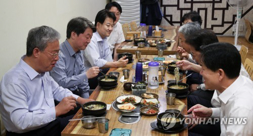 안 대표는 26일 오전 여의도의 한 식당에서 중진 의원들과 조찬회동을 갖고 외교·안보 사안과 관련해 청와대 회동에서 어떤 발언을 할 것인가에 대해 대화를 나눴다./연합뉴스