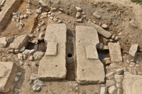이번 발굴로 공개된 변기형 석조물. 판석형 석조물 한 쌍과 타원형 구멍이 뚫린 석조물이 조합된 형태다.