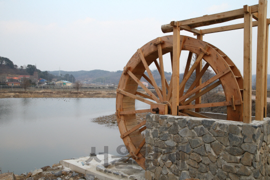 배드리 공원에 만들어진 물레방아.    /사진제공=하동군