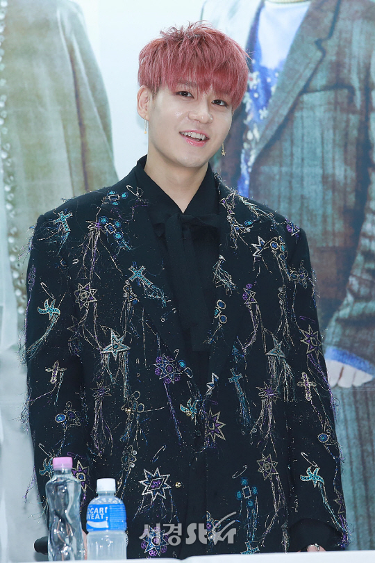 젝스키스 멤버 강성훈이 26일 오후 서울 서대문구 신촌 연세로 스타광장에서 열린 게릴라 하이터치회에 참석했다.