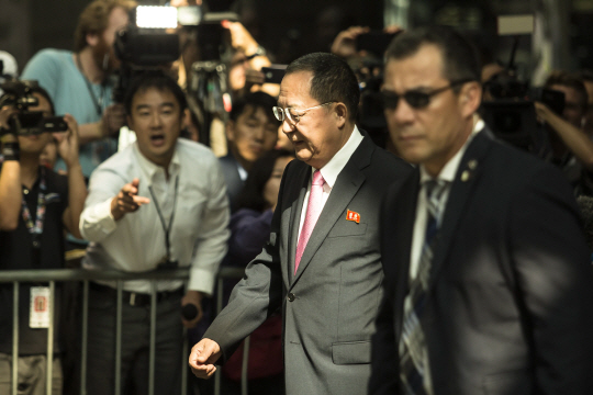 리용호(가운데) 북한 외무상이 25일 뉴욕의 유엔 밀레니엄 플라자 호텔 앞에서 긴급기자회견을 한 뒤 심각한 표정으로 자리를 떠나고 있다.  /뉴욕=AFP연합뉴스