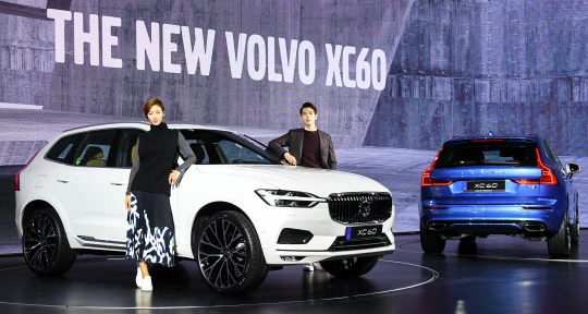 26일 오전 서울 중구 그랜드 하얏트 호텔에서 열린 볼보자동차 프리미엄 SUV 모델 더 뉴 XC60 출시 행사에서 모델들이 차량을 소개하고 있다./송은석기자