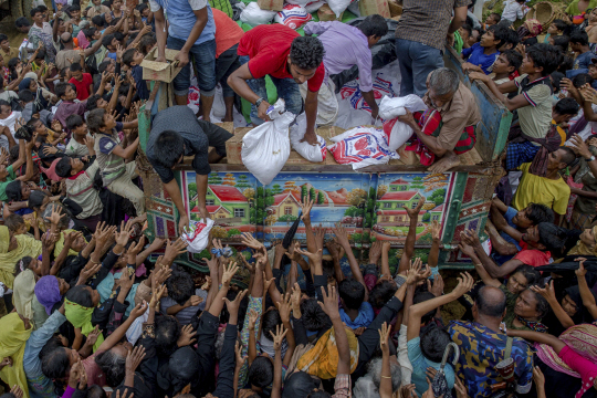 방글라데시로 도피한 로힝야족 난민들이 지난 18일 발루칼리 난민 수용소 인근에서 구호품을 차지하기 위해 구호차량을 둘러싸고 있다. /발루칼리=AP연합뉴스