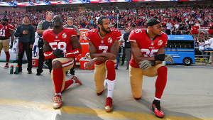 미국프로풋볼(NFL) 선수들이 경기 시작 전 무릎을 꿇고 인종차별에 저항하는 입장을 표명하고 있다.