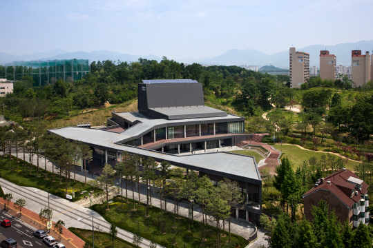 서울 강동구 명일근린공원 한 편에 있는 강동아트센터는 공원의 일부처럼 주변 환경과 조화를 이루고 있다.  /사진=원도시건축, 박영채 사진작가