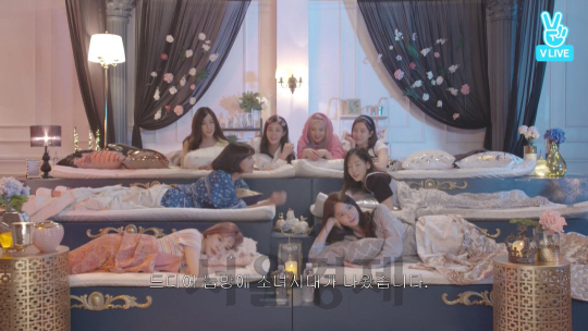 소녀시대 데뷔10주년 눕방 라이브./V라이브 화면 캡처
