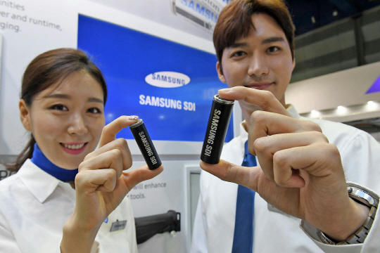삼성SDI 모델들이 서울 삼성동 코엑스에서 열리는 ‘인터배터리 2017’에서 원형배터리의 선도 제품이 될 ‘21700 배터리’을 소개하고 있다./사진제공=삼성SDI