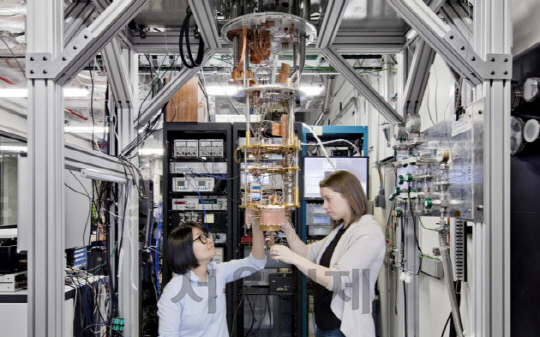 백한희(왼쪽) 박사 등 IBM 연구진이 저온장비 시설에서 양자컴퓨터 장비를 시험하고 있다. /사진제공=IBM