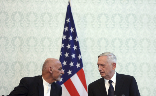 아슈라프 가니(왼쪽) 아프가니스탄 대통령과 제임스 매티스 미국 국방장관이 27일 아프간 수도 카불에서 아프간 주둔 나토군 임무 등을 논의하고 있다. /카불=AP연합뉴스