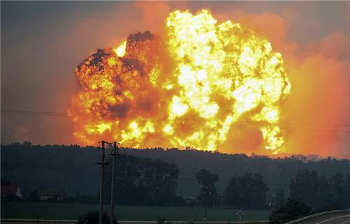 우크라이나 대형 탄약고 화재로 폭발…인근지역 주민 3만명 대피