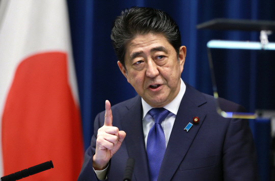 아베 총리가 25일 도쿄에서 기자회견을 갖고 오는 28일 소집될 임시국회의에서 중의원을 해산하겠다고 밝히고 있다. /AP연합뉴스