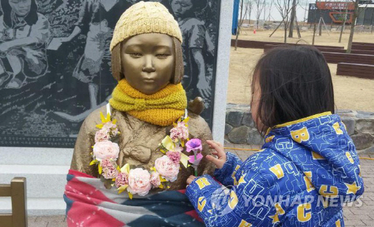 일본대사관 앞 평화 소녀상을 함부로 철거·이전할 수 없는 법적 근거가 마련됐다./연합뉴스