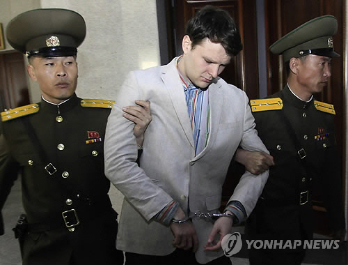 선전물을 훔치려 한 혐의로 체포된 미국 대학생 오토 웜비어가 지난해 3월 북한 평양에서 재판을 받기 위해 법원으로 호송되는 모습./연합뉴스