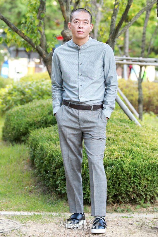 배우 박지환이 28일 오전 서울 영등포구 당산동에서 서경스타와의 인터뷰에 앞서 포즈를 취하고 있다.