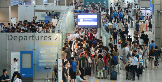 사람들로 북적이는 인천공항/출처: 서울경제