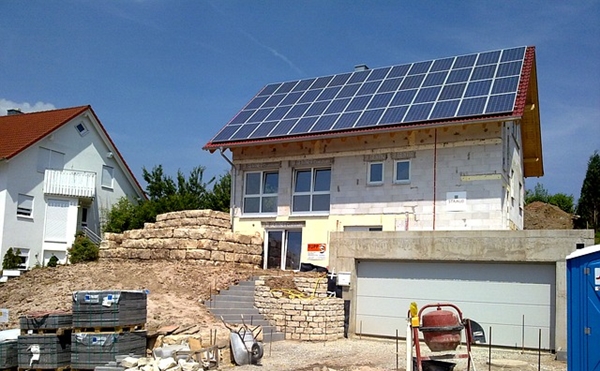 독일은 초기 재건은행을 통한 ESS 보조금 지급으로 가정용 설치가 많았다. 독일 한 주택에 태양광발전 시설을 설치하는 모습.