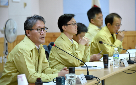 김재현(사진 왼쪽 첫번째) 산림청장이 소나무재선충병 확산 방지를 위해 관계관들이 적극적으로 협조해줄 것을 당부하고 있다. 사진제공=산림청