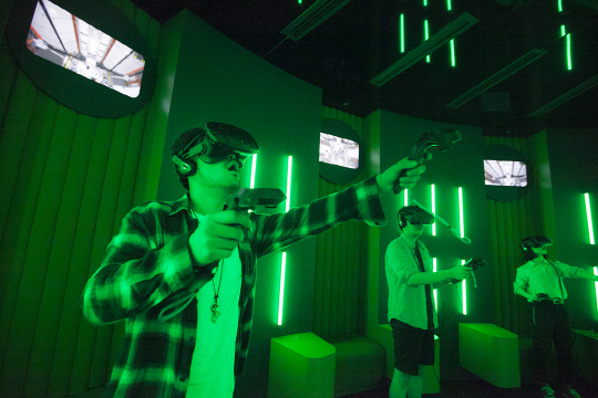 ‘티움’ 미래관에서 방문객이 가상현실(VR) 기기를 통해 로봇 원격 조종 체험을 하고 있다. /사진제공=SK텔레콤