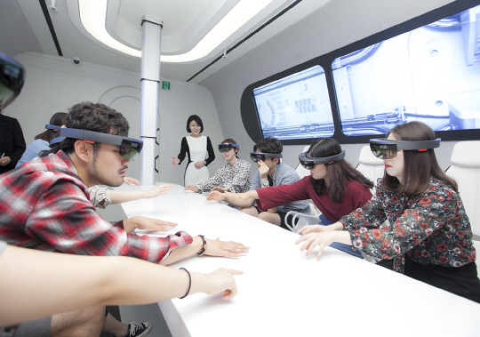 SK텔레콤이 새롭게 단장한 ICT 체험관 ‘티움’에서 방문객들이 가상현실(VR) 서비스 등 다양한 체험을 하고 있다. /사진제공=SK텔레콤