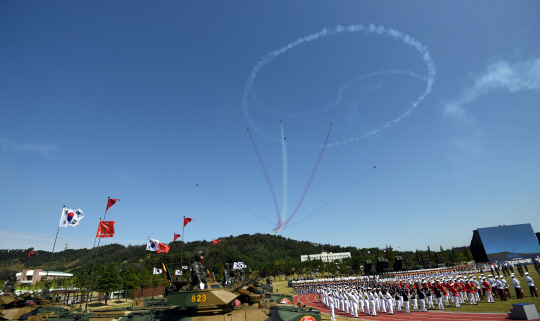 28일 오전 경기도 평택시 해군 제2함대사령부에서 열린 ‘제69주년 국군의 날 기념식’에서 공군 특수비행팀 블랙이글스가 하늘에 태극모양을 그리고 있다./평택=사진공동취재단