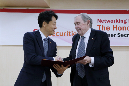 김신(왼쪽) SK증권 사장이 도널드 존스턴 전 OECD사무총장에게 고문 위촉장을 수여하고 있다. /사진제공=SK증권