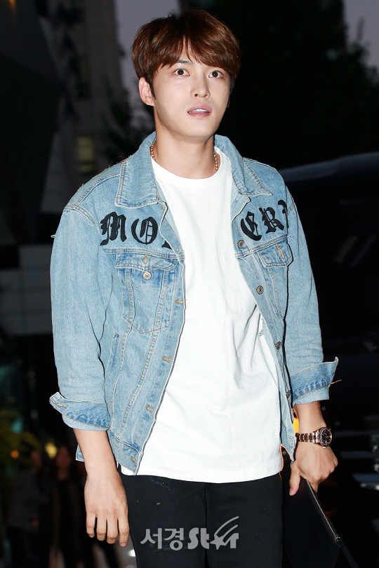배우 김재중이 28일 오후 서울 영등포구 한 음식점에서 열린 KBS2 수목드라마 ‘맨홀 - 이상한 나라의 필’ 종방연에 참석하고 있다.