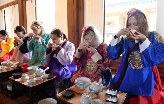 추석을 앞둔 28일 한국을 찾은 러시아 관광객들이 서울 중구 남산한옥마을에서 한복을 입고 다도 체험을 하고 있다. 이날 행사는 여성전문병원인 미즈메디병원 주관으로 진행됐다. /권욱기자