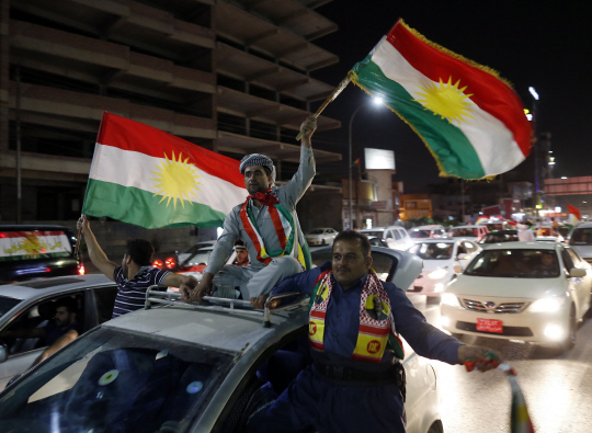 이라크 쿠르드족 청년들이 독립투표 결과가 발표된 지난 27일(현지시간) 아르빌 시내에서 쿠르드 국기를 흔들며 기뻐하고 있다. /아르빌=EPA연합뉴스