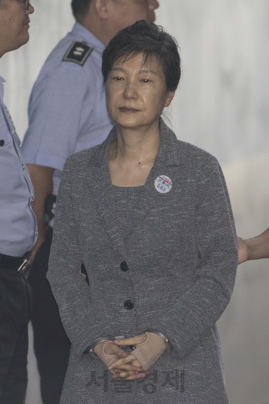 유한국당 친박계 의원들이 박근혜 전 대통령의 불구속 수사를 촉구했다./서울경제DB