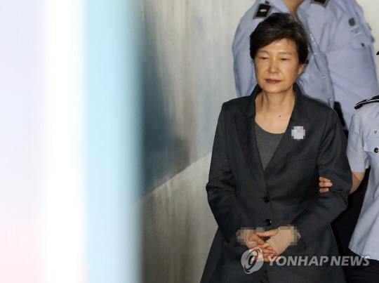 박근혜 ‘기치료 아줌마’ 법정 시연…장시호도 치료 경험 증언