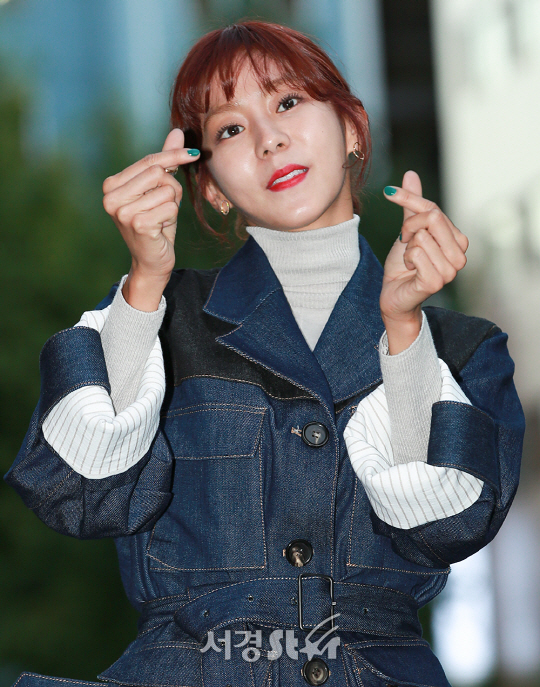 배우 유이가 28일 오후 서울 영등포구 한 음식점에서 열린 KBS2 수목드라마 ‘맨홀 - 이상한 나라의 필’ 종방연에 참석하고 있다.