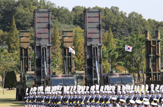 28일 경기도 평택 해군 2함대사령부에서 열린 건군 69주년 국군의날 기념식에서 선보인 현무-2 미사일. 군의 비밀병기로 분류돼온 현무-2C 미사일 실물이 일반에 공개된 것은 이번이 처음이다. /연합뉴스