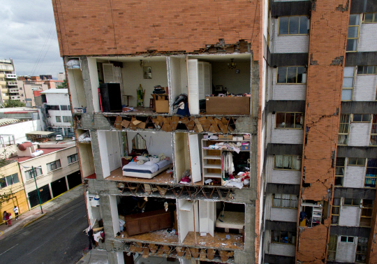 지난 19일(현지시간) 발생한 대규모 지진으로 피해를 입은 멕시코시티의 한 빌딩 /AFP연합뉴스