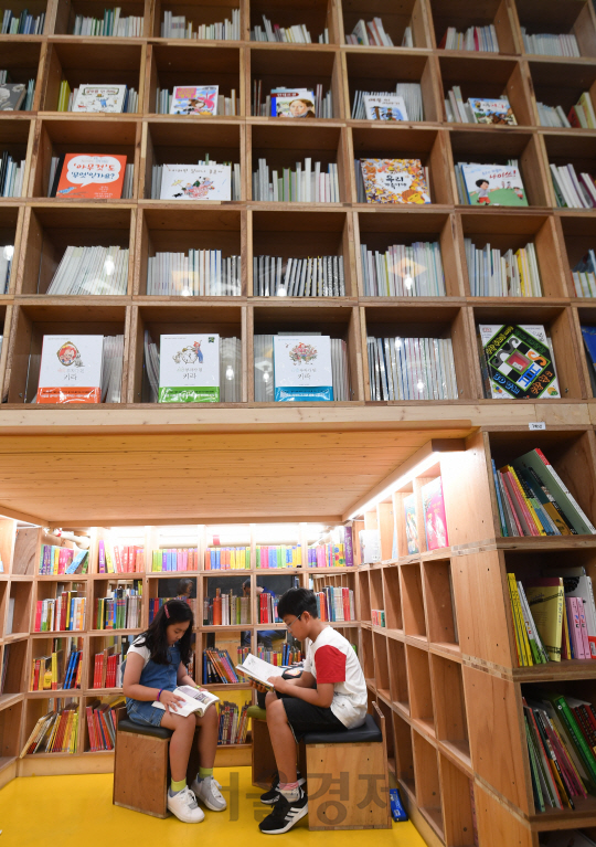 서울 한남동 블루스퀘어 북파크에서 어린이들이 책을 읽고 있다. /송은석기자