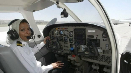 사우디 여성으로는 처음으로 비행기 조종사 자격증을 받은 알힌디./연합뉴스